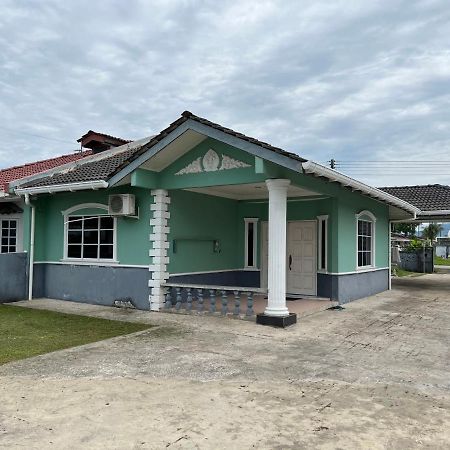 Hanif Homestay Кучинг Экстерьер фото