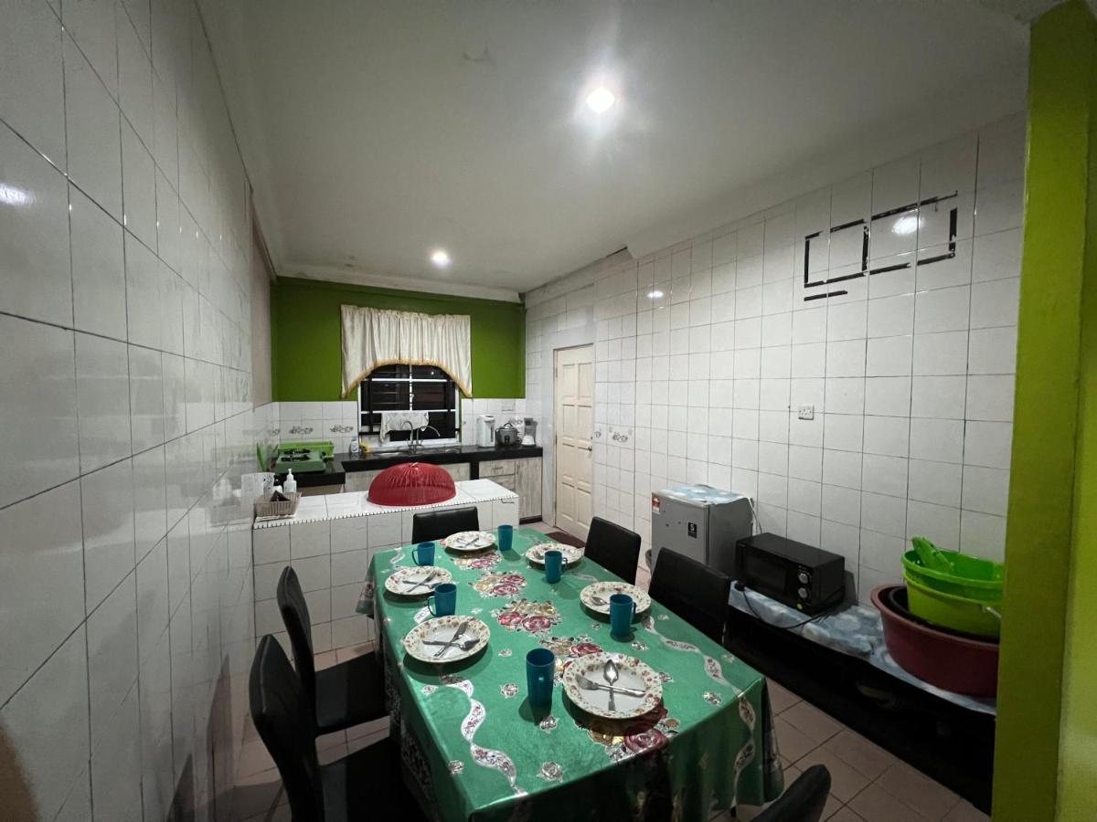 Hanif Homestay Кучинг Экстерьер фото