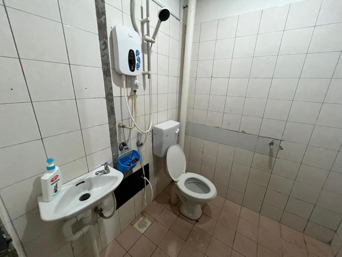 Hanif Homestay Кучинг Экстерьер фото
